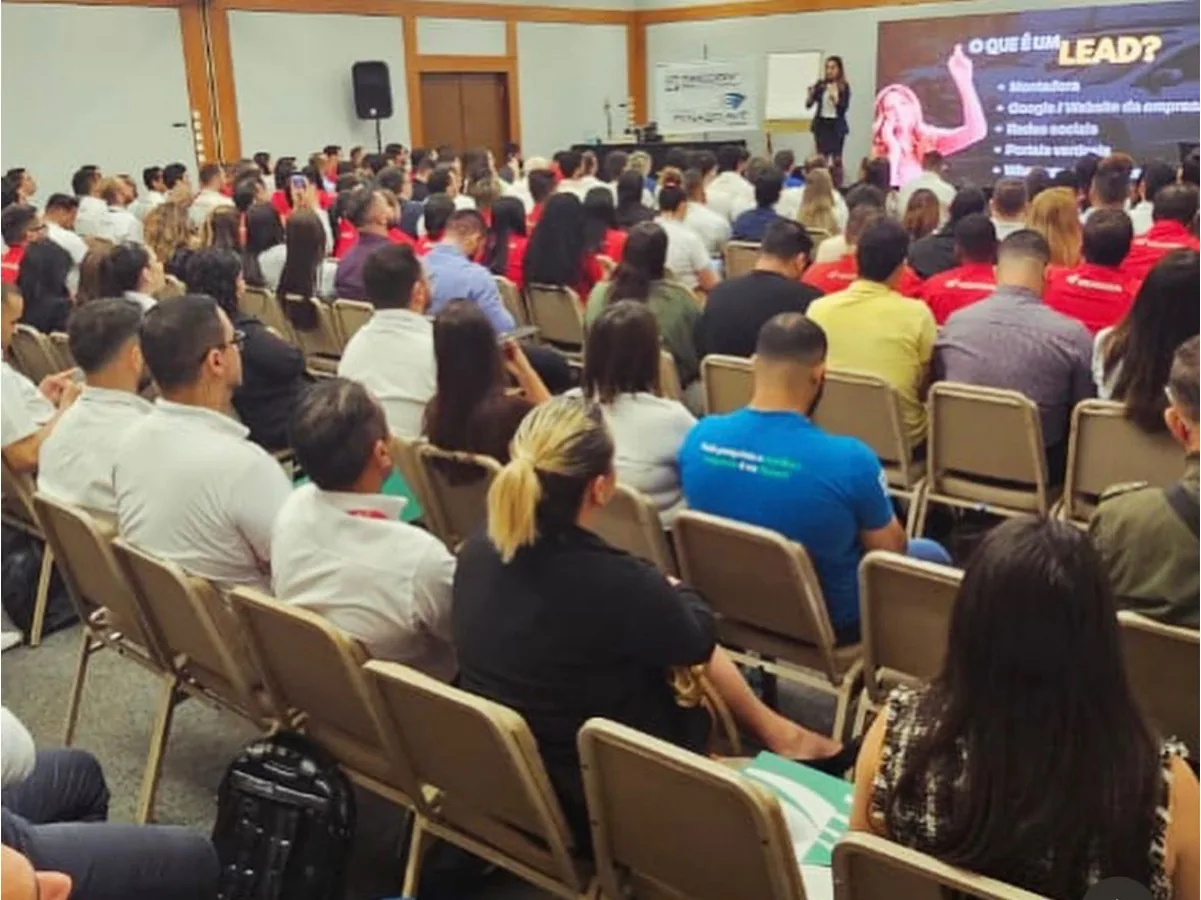 Sônia Gago palestrando para grande plateia — treinamento em concessionária Honda