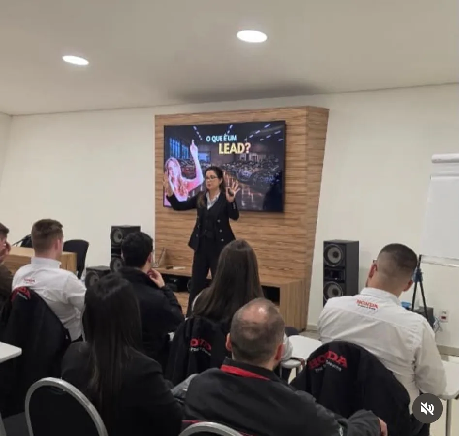 Sônia Gago apresentando o conceito de Lead em treinamento