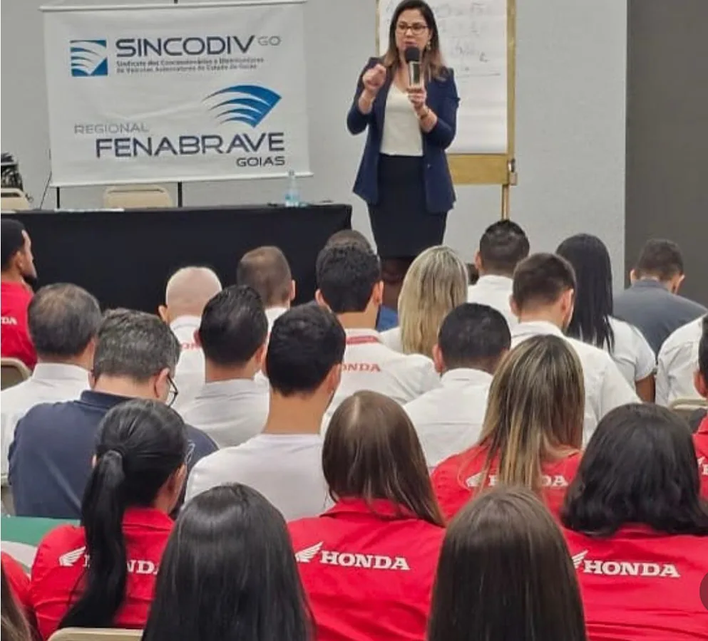 Sônia Gago palestrando em evento SINCODIV-GO / FENABRAVE