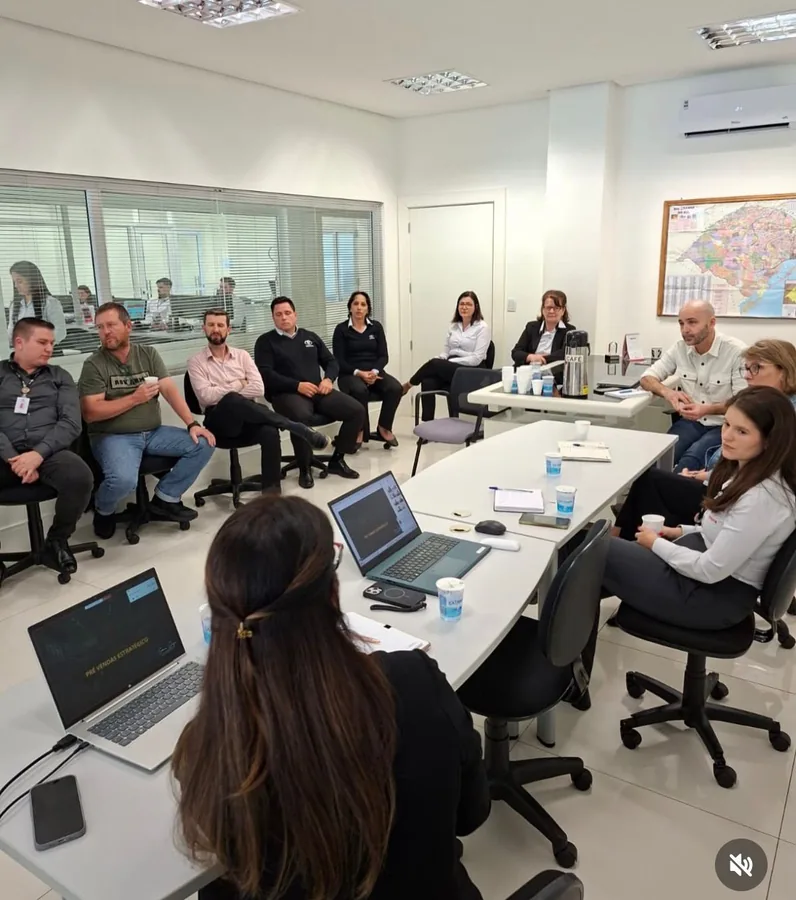 Sônia Gago conduzindo reunião de treinamento com equipe comercial