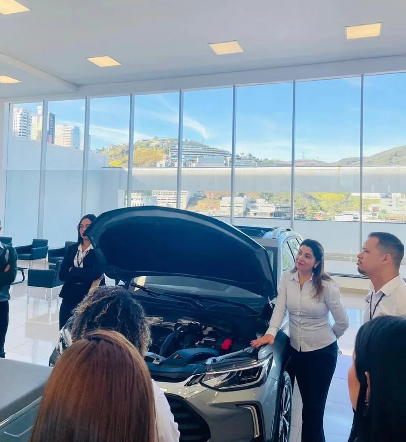 Sônia Gago em consultoria de showroom — Chevrolet