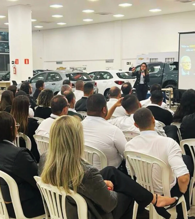 Sônia Gago palestrando para equipe de vendas Chevrolet