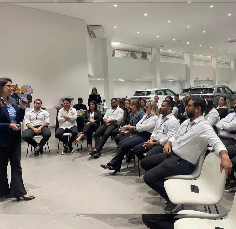 Treinamento em concessionária, equipe reunida