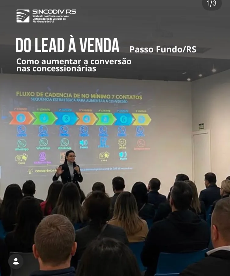 Sônia Gago palestrando no evento SINCODIV RS — Do Lead à Venda, Passo Fundo/RS