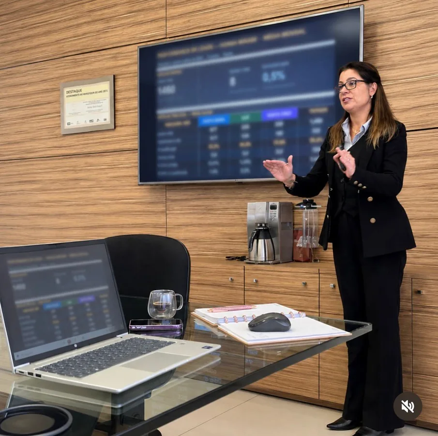 Sônia Gago apresentando indicadores de performance de leads